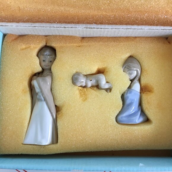 Lladro Mini "Holy Family" Nativity/Ornament Set - Retired - In Box - Picture 6 of 6